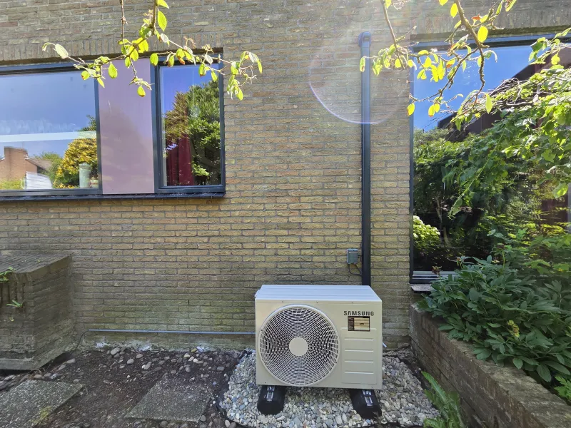 Samsung airco-buitenunit in de tuin
